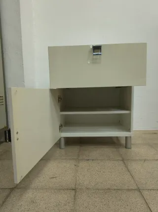 Cómoda de color blanco