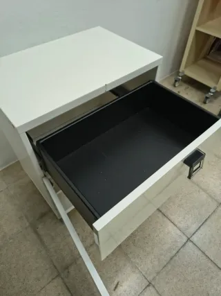 Cómoda de color blanco