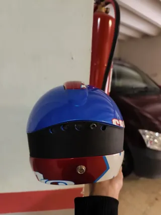 Casco de esquí azul y rojo