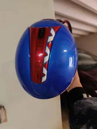 Casco de esquí azul y rojo