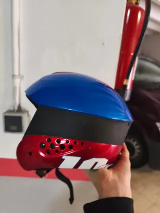 Casco de esquí azul y rojo