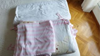 Edredón y chichonera cuna oso rosa