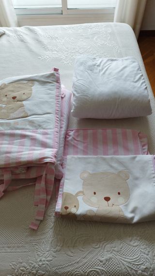 Edredón y chichonera cuna oso rosa