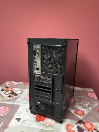 Torre Gaming Negra y Roja