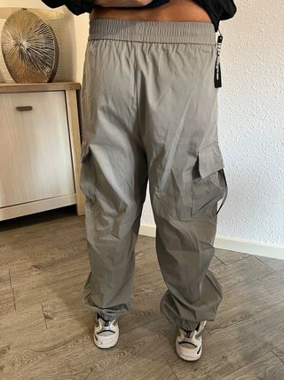 Pantalón cargo gris