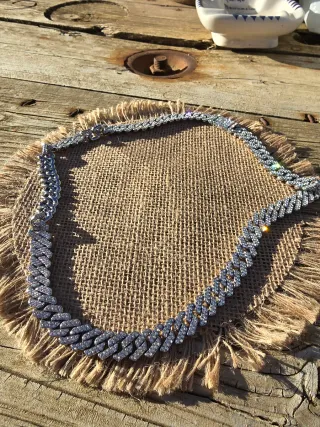 Cadena plateada con brillantes para hombre