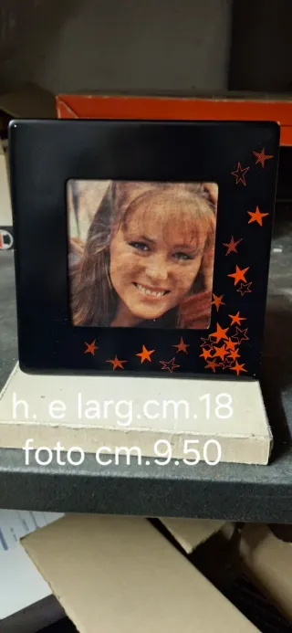 Cornice portafoto nera con stelle rosse