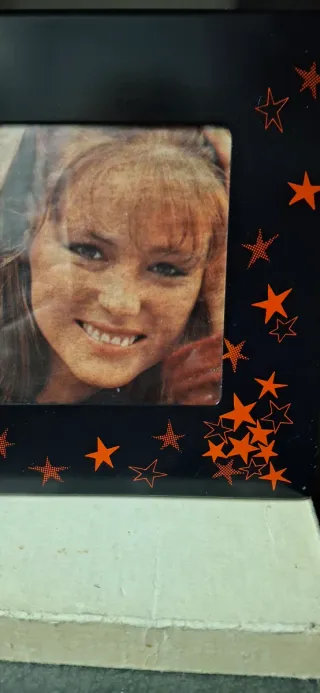 Cornice portafoto nera con stelle rosse