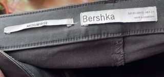 Pantalones efecto piel Bershka negros