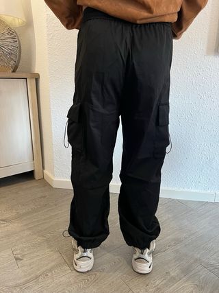 Pantalón cargo negro
