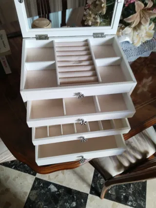 Joyero blanco con cajones y compartimentos