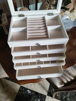 Joyero blanco con cajones y compartimentos