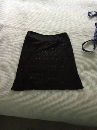 Falda tubo negra con detalles