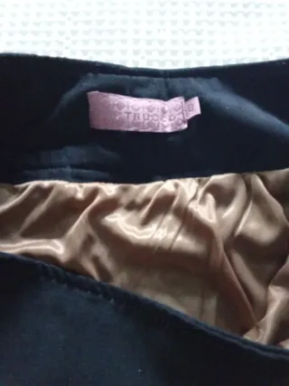 Falda tubo negra con detalles