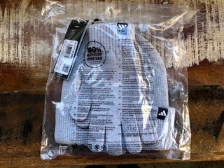 Gorro y guantes Adidas.
