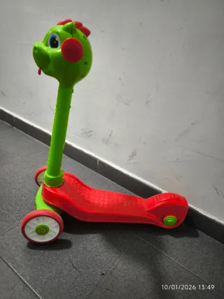 Patinete infantil dragón verde y rojo