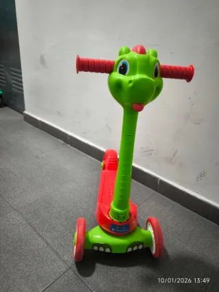 Patinete infantil dragón verde y rojo