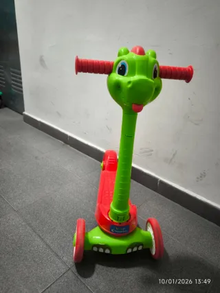 Patinete infantil dragón verde y rojo