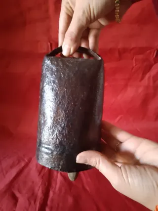 Cencerro antiguo de metal