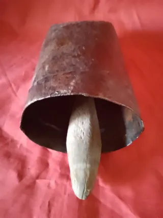 Cencerro antiguo de metal