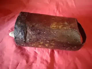 Cencerro antiguo de metal