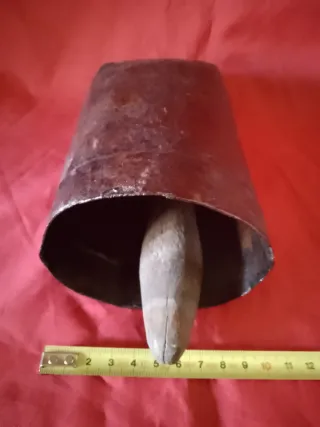 Cencerro antiguo de metal