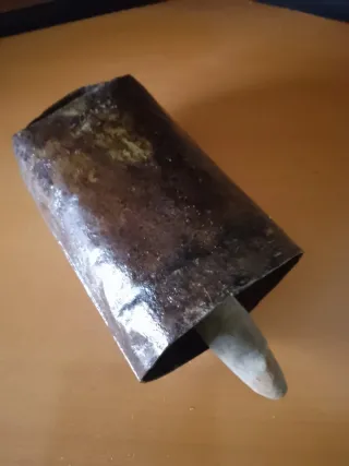 Cencerro antiguo de metal