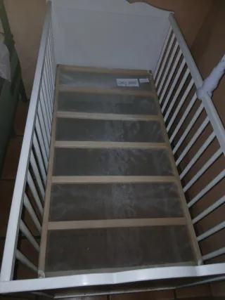 Cuna de madera blanca