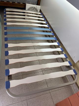 Estructura de cama metálica con lamas de madera