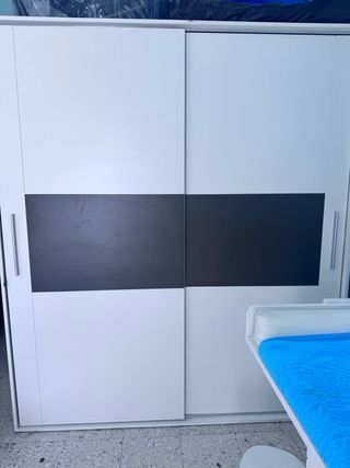 Guardaroba a porte scorrevoli bianco e grigio