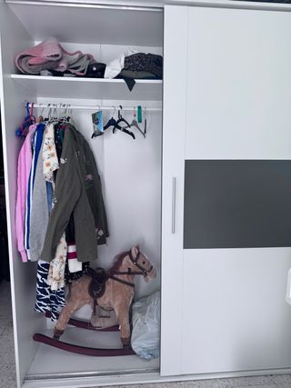 Guardaroba a porte scorrevoli bianco e grigio