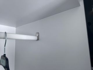 Guardaroba a porte scorrevoli bianco e grigio