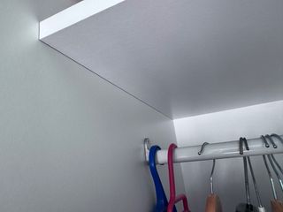 Guardaroba a porte scorrevoli bianco e grigio