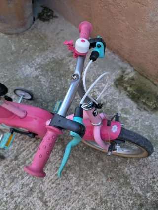 Bici infantil rosa con ruedines
