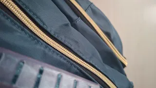 Zaino verde con dettagli marroni