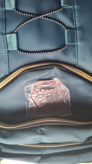 Zaino verde con dettagli marroni