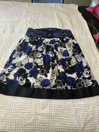 Falda midi floral azul y negra