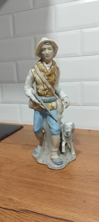 Figura de porcelana cazador y perro.