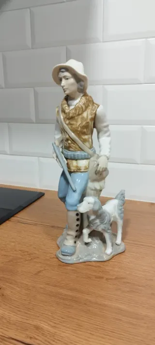 Figura de porcelana cazador y perro.
