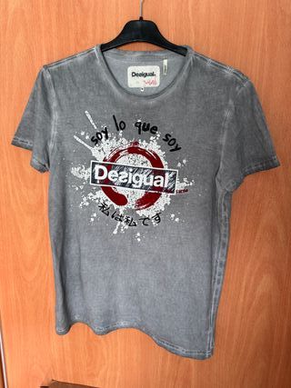 Camiseta Desigual gris con estampado