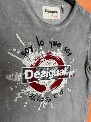 Camiseta Desigual gris con estampado