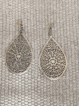 Brincos tipo filigrana prateados