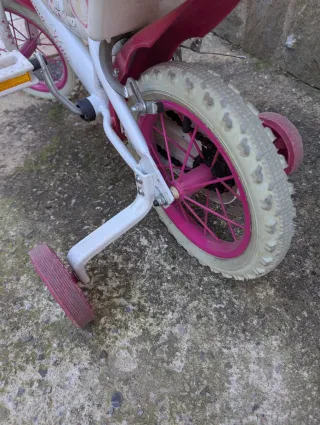 Bicicleta infantil rosa y blanca de Hello Kitty