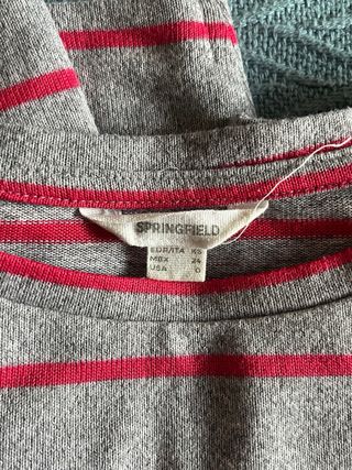 Camiseta de rayas grises y rosas