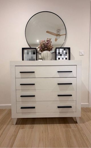 Cómoda de madera blanca