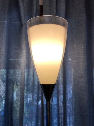 Lámpara de pie moderna con pulsador de suelo.