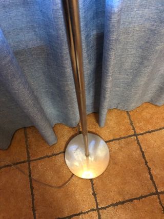 Lámpara de pie moderna con pulsador de suelo.