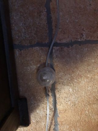 Lámpara de pie moderna con pulsador de suelo.