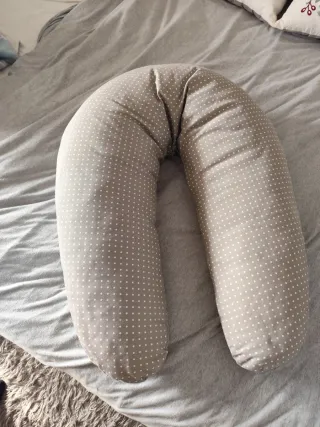 Cojín de embarazo gris con puntos blancos