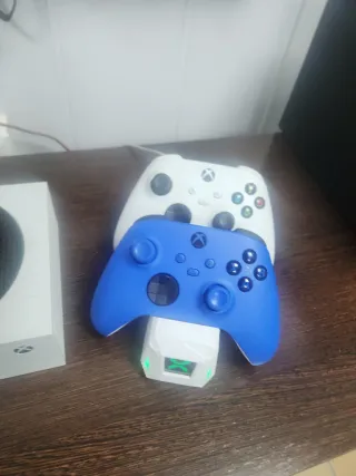 Xbox Serie S Digital con dos mandos, auriculares